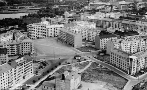 Ilmakuva Taka-Töölöstä Töölöntorin seudulta. Kuvassa rakentamattomia tontteja ja etualalla Töölön kirkko.