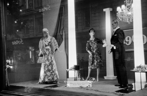 Aleksanterinkatu 52, Stockmannin näyteikkuna. Uudenvuoden 1960 koristelua.
