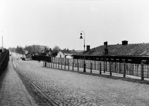 Itäisen Heikinkadun jatke (Ala-Mannerheimintie), oikealla Töölön tavara-asema, taustalla Hakasalmen huvila