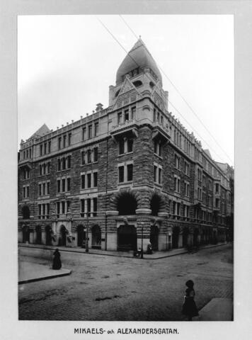 Pohjolas hus på Mikaelsgatan 3 - Alexandersgatan 44 designades av arkitektbyrån Gesellius, Lindgren & Saarinen och blev färdigt 1901.