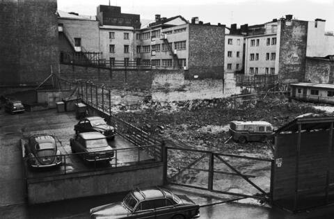Rödbergsgatan 14 bygge. I stället för trähusen finns det en grop på Rödbergsgatan 14. I bakgrunden syns våningshus längs med Sjömansgatan. Bilden är från 1970.
