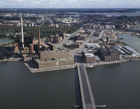Ruoholahti, Porkkalankatu ja Itämerenkatu. Vasemmalla Alkon Salmisaaren tuotantolaitokset, oikealla Nokian kaapelitehdas. Etualalla Lauttasaaren silta.