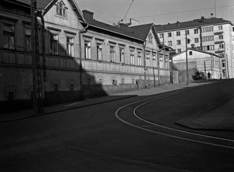 Toinen linja 35 (1960-luvun alussa purettu puurakennus, nyk. uudisrakennus rakennettu v. 1964). Nähtynä Alppikadulta. Taustalla Toinen linja 31 – Wallininkatu 5.