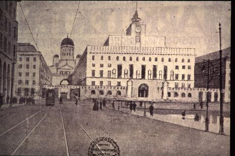 A drawing of the planned city hall as seen from the Market Square. Helsinki Cathedral can be seen in the background.