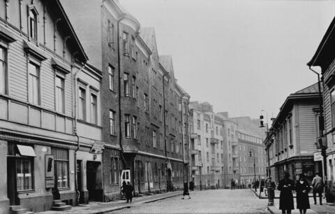 Punavuorenkatu 14 ja 16, jossa Elannon leipäkauppa sekä 18 ja 20.
