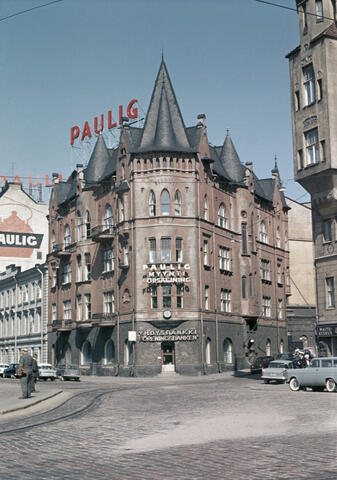 Hamngatan 7 - Lotsgatan 1. På taket står Pauligs utereklam och hörnfasaden står det Yhdyspankki Föreningsbanken.