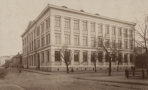 Suomalainen tyttökoulu (Toinen Suomalainen Tyttökoulu), Yrjönkatu 18. Arkkitehti Sebastian Gripenberg.