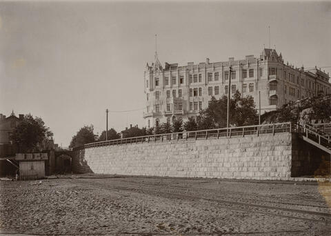Vuorimiehenkatu 1 kuvattuna nykyisen Olympiaterminaalin suunnalta, arkkitehti Selim Lindqvist, rakennus valmistunut vuonna 1897. Kuvan etualalla kulkee satamarata.