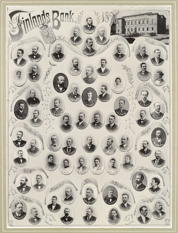 Vasemmassa yläkulmassa teksti Finlands Bank, oikeassa vuosiluku 1896 ja pankkirakennuksen kuva. Niiden alla ihmisten kasvokuvia, joiden yläpuolella on paikkakunnan ilmoittava tekstikenttä.