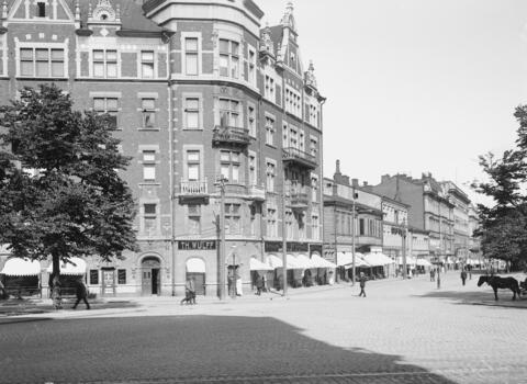 Henrikinkadun ja Pohjoisesplanadin kulma kesällä. 