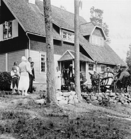 People playing boccia in the courtyard of Villa Åsa in Kallvik during Midsummer 1924.