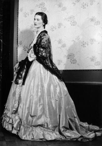 Tanssiaispuku 1860-luvulta. Kuulunut Kauppaneuvoksetar Kiseleffille. Rouva Kiseleffillä oli puku yllään valtiopäivätanssiaisissa vuonna. 1863. Puvun omistaa rouva Kirsti Gallen-Kallela. Kuvassa Neiti Sylvia M. Talling. Kuva on ilmestynyt Eeva-lehdessä 4 /1941.