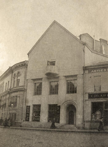 Eteläesplanadi 22 (entinen Erottajantori 2, Erottaja 2) Eliel Saarisen suunnittelema Pirtti-talo, jossa Akseli Gallen-Kallela asui ja työskenteli 1905–1907. Vasemmalla Brondan tal,o Eteläesplanadi 20. Oikeanpuoleisessa talossa liiketiloja, mm. tupakkamyymälä.