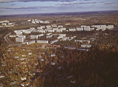 Syksyllä otetussa ilmakuvassa on omakotitaloalue ja kerrostaloalue.