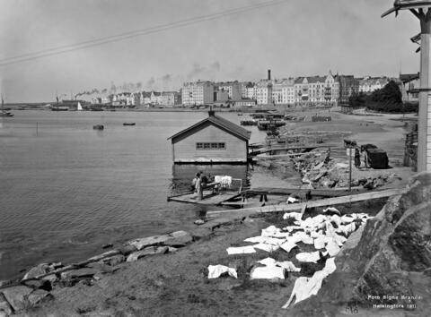 Byk torkar utanför sköljrummet vid Brunnsparkens södra strand. Havshamnen syns i bakgrunden.