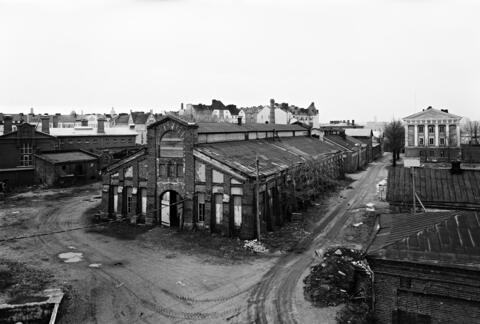 Katajanokan kärki. Näkymä Lutikkalinnan (Puolustusvoimain henkilökunnan asuintalo) itäpuolella olevan rakennuksen katolta pohjoiseen. Etualalla työpajarakennuksia. Oikealla Merikasarmin upseerikasarmi ja taustaa vasten Vyökadun rakennuksia.