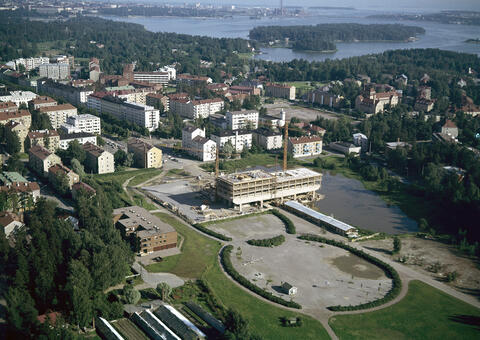 Gamla Munksnäs fotograferat snett uppifrån. Kone Oy:s kontor för förvaltningsverksamhet byggs.