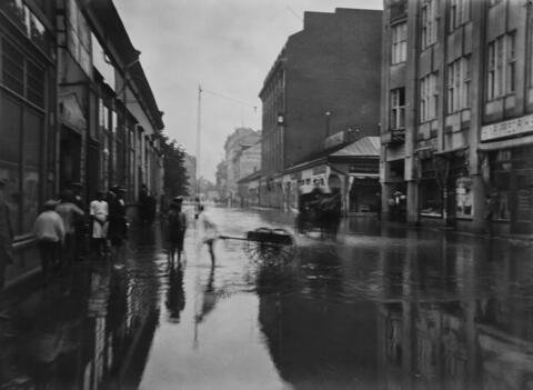 Tulva Mikonkadulla, Rautatientorin suuntaan katsottuna. Kuvan oikeassa reunassa rakennus osoitteessa Mikonkatu 7.