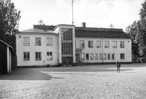 Tapanilan kansakoulu ja koulun piha Päivöläntiellä.