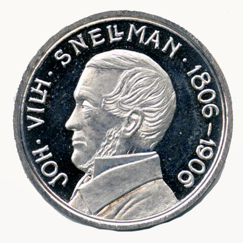 Keskellä hopeanväristä mitalia on miehen profiilikuva. Reunoja kiertää teksti JOH. VILH. SNELLMAN 1806–1906.