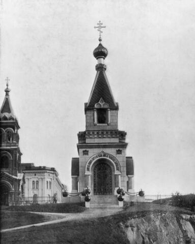 Rezvoin eli Rauhan kappeli Uspenskin katedraalin edustalla. Pystytetty Haminan rauhan satavuotismuistoksi. Arkkitehti L.P. Shisko, valm. 1913, purettu 1920.