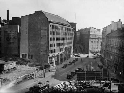 Kajsaniemigatan 7, 3. Berggatan 14, 16. De tomma tomterna i förgrunden är Kajsaniemigatan 6 - Berggatan 15 och Kajsaniemigatan 9.