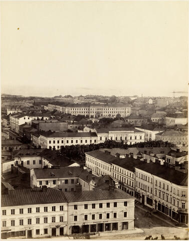 Panoraama Nikolainkirkon tornista lounaaseen, kuva 4. Etualalla Sunnin ja Kiseleffin talot. Takana keskellä Kaartin kasarmi.