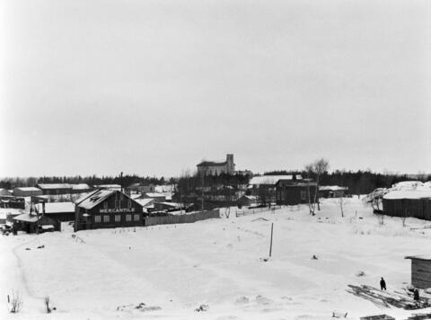 Näkymä Mechelininkadun seudulta, taustalla Hietaniemen krematorio. Etualalla tuonti- ja vientiyhtiö Mercantilen puinen varastorakennus.