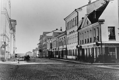 Aleksanterinkatu 18, 16, 14, 12, 10, 8, 6, 4, 2. Sederholmin talo (18), kantakaupungin vanhin rakennus, valm. 1757. Nro 16 on Remanderin talo, nro 14 Brummerin talo ja nro 12 Balderin talo, kortteli 4 Elefantti.