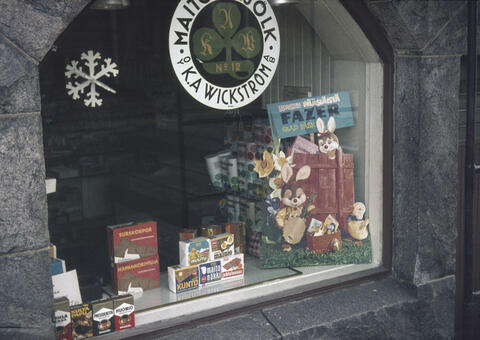 Mjölkbutik Oy Wikström Ab:s skyltfönster, Slottsgatan 5.