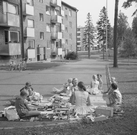Fotografi av Täljevägen 7, på den så kallade övre gården, på framgården. I bakgrunden på fotot och till höger syns husbolagets flaggstång och en vändcirkel för bilar.