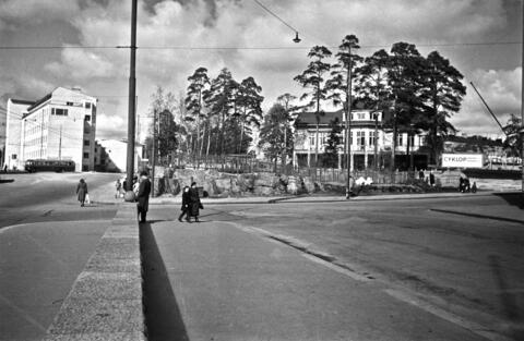 Topeliuksenkadun ja Stenbäckinkadun risteys. Takana vasemmalla Haartmaninkatu 1, oikealla puiden siimeksessä puuhuvila osoitteessa Stenbäckinkatu 