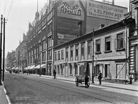 Aleksanterinkatu 11, 13, 15, 17. Matala puurakennus Aleksanterinkatu 11:ssä tyhjennetty purkua varten.
