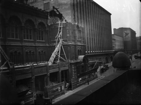 Centralgatan 7 håller på att rivas. FBK:s hus ritades av Theodor Höijer och blev färdigt år 1889. Fastigheten såldes 1917 till AB Lantmannagården. På 1920-talet breddades Centralgatan och huset ändrades till att passa ihop med sin nya granne Unionbanken, Centralgatan 5 – Alexandersgatan 17, ritat av Pauli E. Blomstedt, fullbordat 1929, nuvarande WTC.
