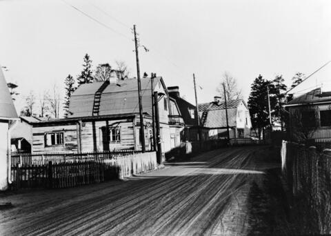 Ränsistyneitä puutaloja ja päällystämätöntä tietä.