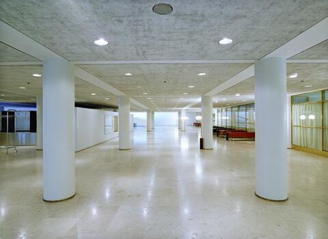 Stadshusets entréhall. I den öppna lokalen finns runda, vita pelare. Naturligt ljus kommer in i rummet från entréhallens gavel. Ytorna är ljusa.