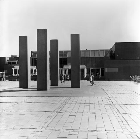 Skulpturen Stoa av Hannu Siren framför kulturcentrum Stoa. Skulpturen består av fyra fyrkantiga blåfärgade pelare. Bakom pelarna promenerar barn, som åskådliggör verkets omfattande storlek.