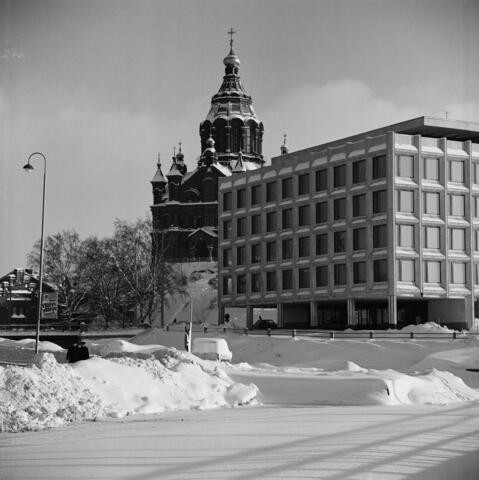 Enso-Gutzeit Ab:s huvudkontor på Skatudden i vinterlandskap. I bakgrunden syns Uspenski katedral. 
