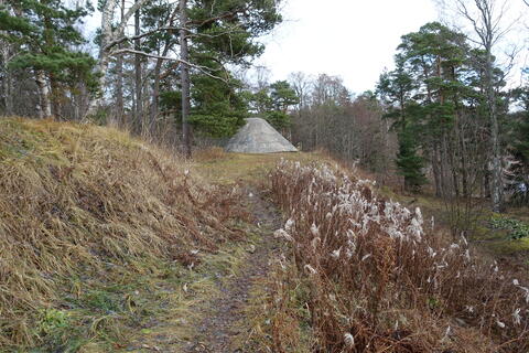 Jordvall och en kupa av betong.