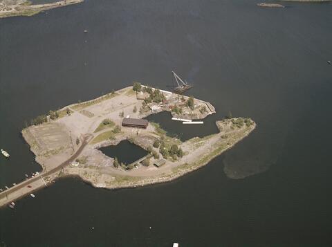 Luftbild från Tjärholmen från år 1967. Jämfört med nutiden har ön mycket lite växtlighet och påminner mer om ett vidsträckt sandfält. 