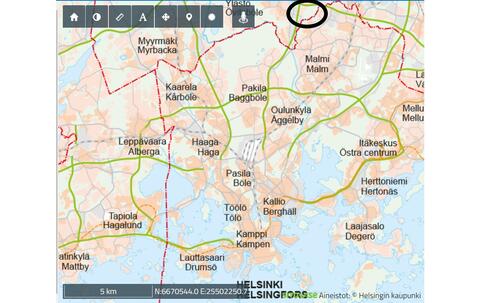 Kartta Helsingistä, josta näkee kuinka keskusta sijaitsee niemellä kahden lahden välissä.