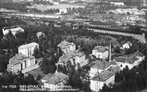 Helsingin kulkutautisairaalan, nykyisen Auroran sairaalan rakennuksia ilmakuvassa. Taustalla Pasilan asema-aluetta.
