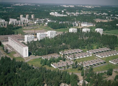 Flygbilden visar vånings- och radhus i skogigt landskap i Nordsjö.