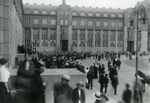 Väkijoukko jonottaa päästäkseen Helsingin rautatieasemalle
