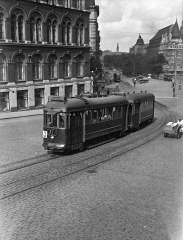 Kaksivaunuinen raitiovaunu Erottajankadun mäessä