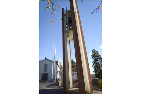 etualalla kirkon torni, taka-alalla kirkon sisäänkäynti.