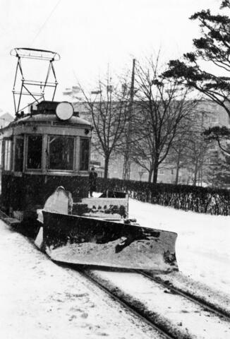 Raitiotieltä poistetaan lunta aurausvaunulla