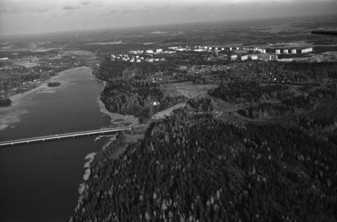 Flygbild i sned vinkel som 1970 tagits från ett litet flygplan på den södra sidan av Nordsjövägen, från Havs-Rastbölehållet åt nordost. Till vänster syns Botbyviken och Nordsjöbron. I mitten syns Rastböle. I bakgrunden finns Mellersta Nordsjö, till höger terrasshusen på Fjärdholmsvägen, punkthusen på Rödstensvägen och Nordsjövägen 10.
