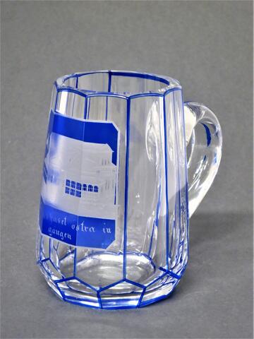 Bild av ett glasstop med blåa dekorationer