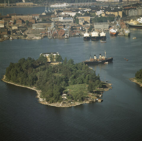 Hylkysaari kuvattuna ilmasta kesällä. Taustalla on Katajanokan kärki, joka oli tuolloin telakka-alue. 